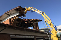 水戸市内木造2階建て重機解体の様子|ランドサービス